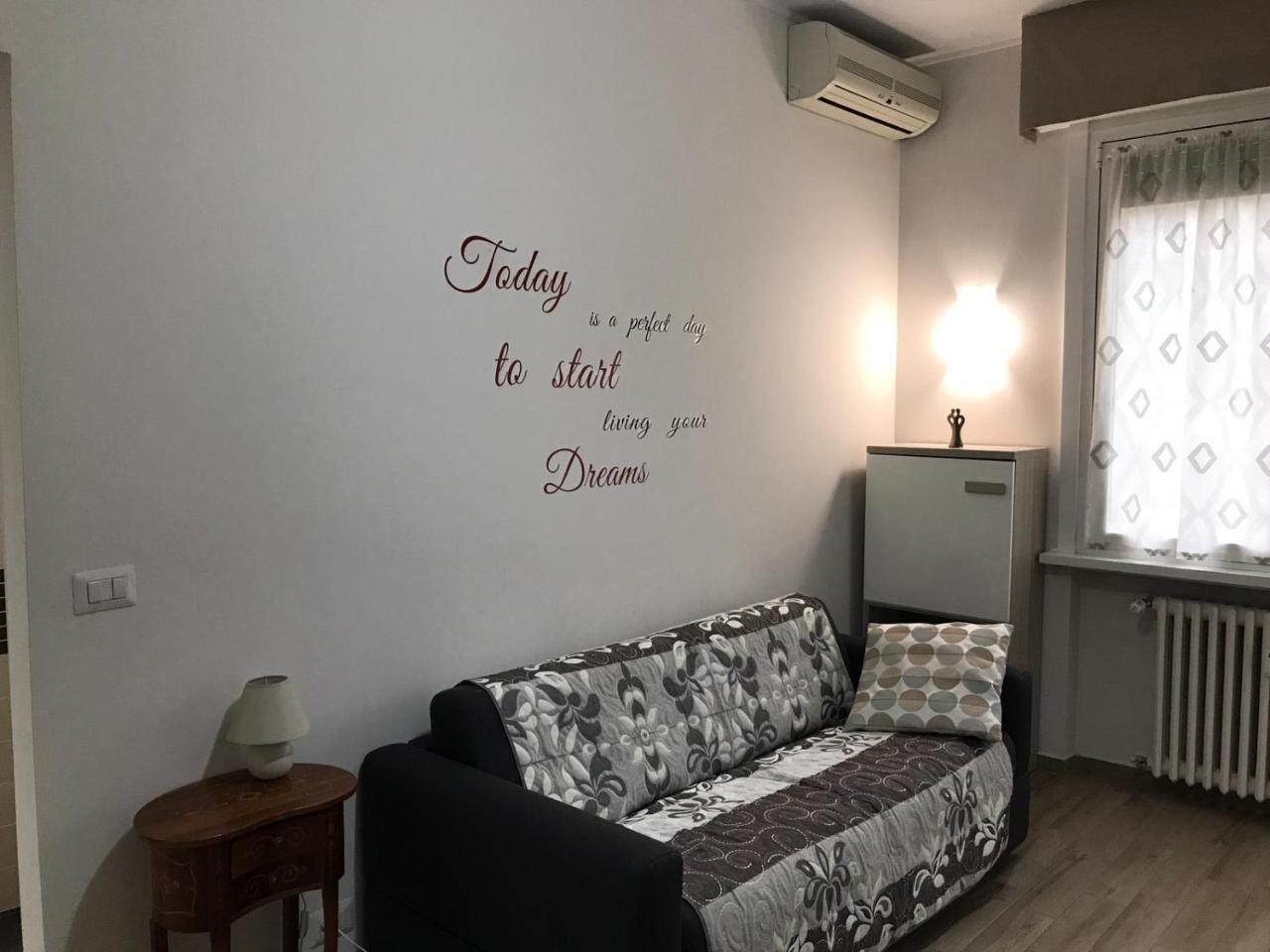 Lorenteggio Studio Apt Milão Exterior foto